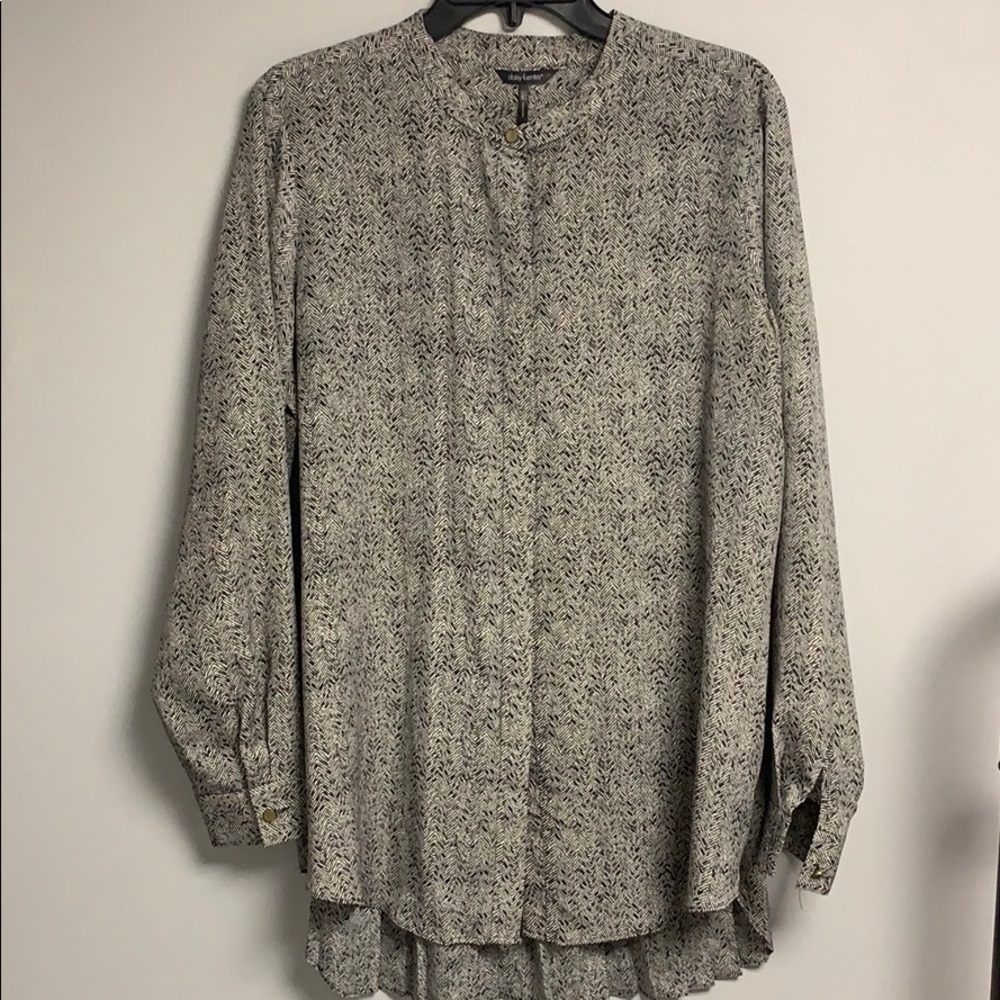 Daisy Fuentes long button front print blouse Lg